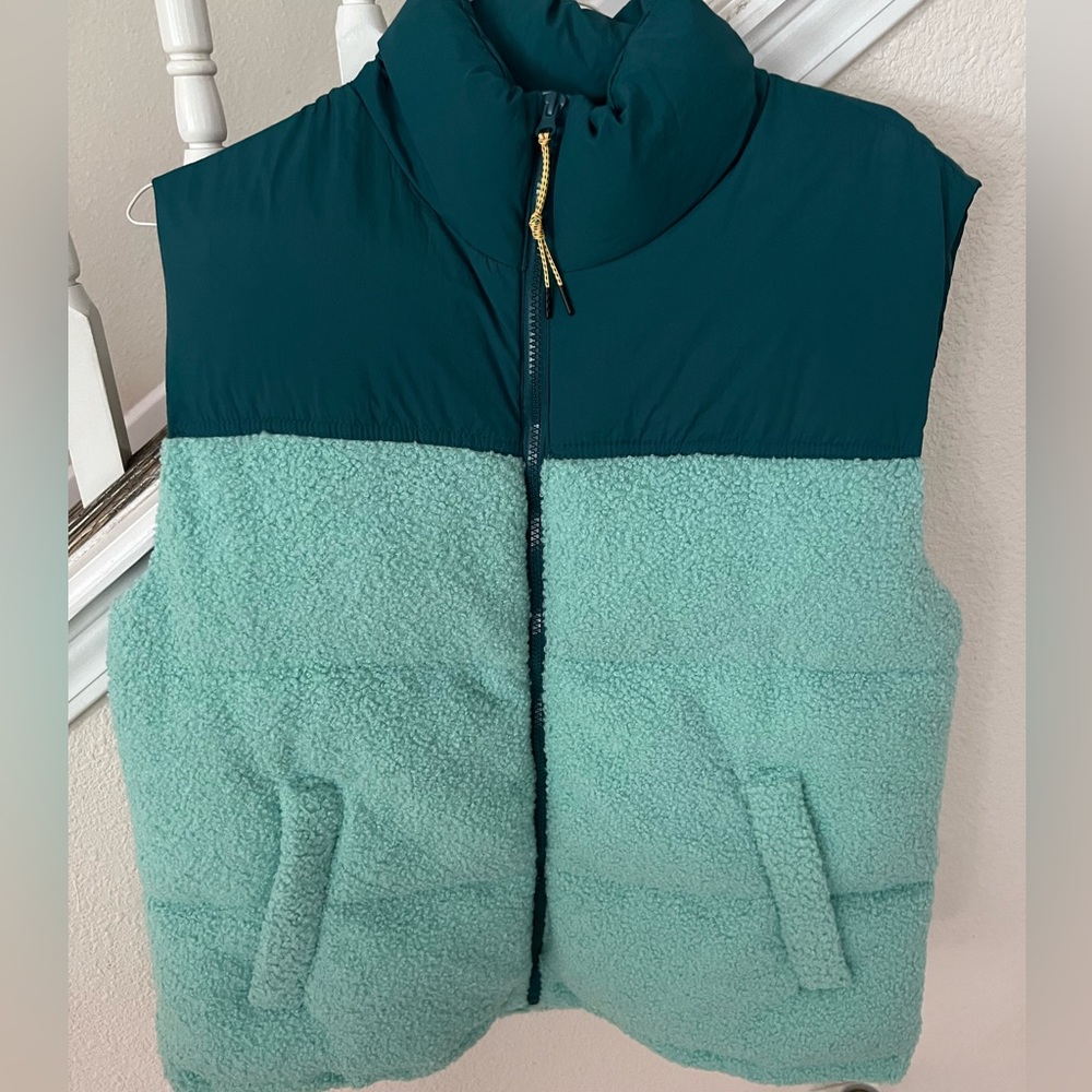 Wild Fable Ladies Fleece Vest ladies medium, light green NWT